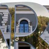 � una delle dimore in assoluto pi� antiche di Bari, vanta un enorme giardino, ma � nota in citt� per essere stata sede, negli anni 80 e 90, di una famosa discoteca che attirava migliaia di persone. Parliamo di Villa Massimi Losacco, meglio conosciuta come Villa Renoir